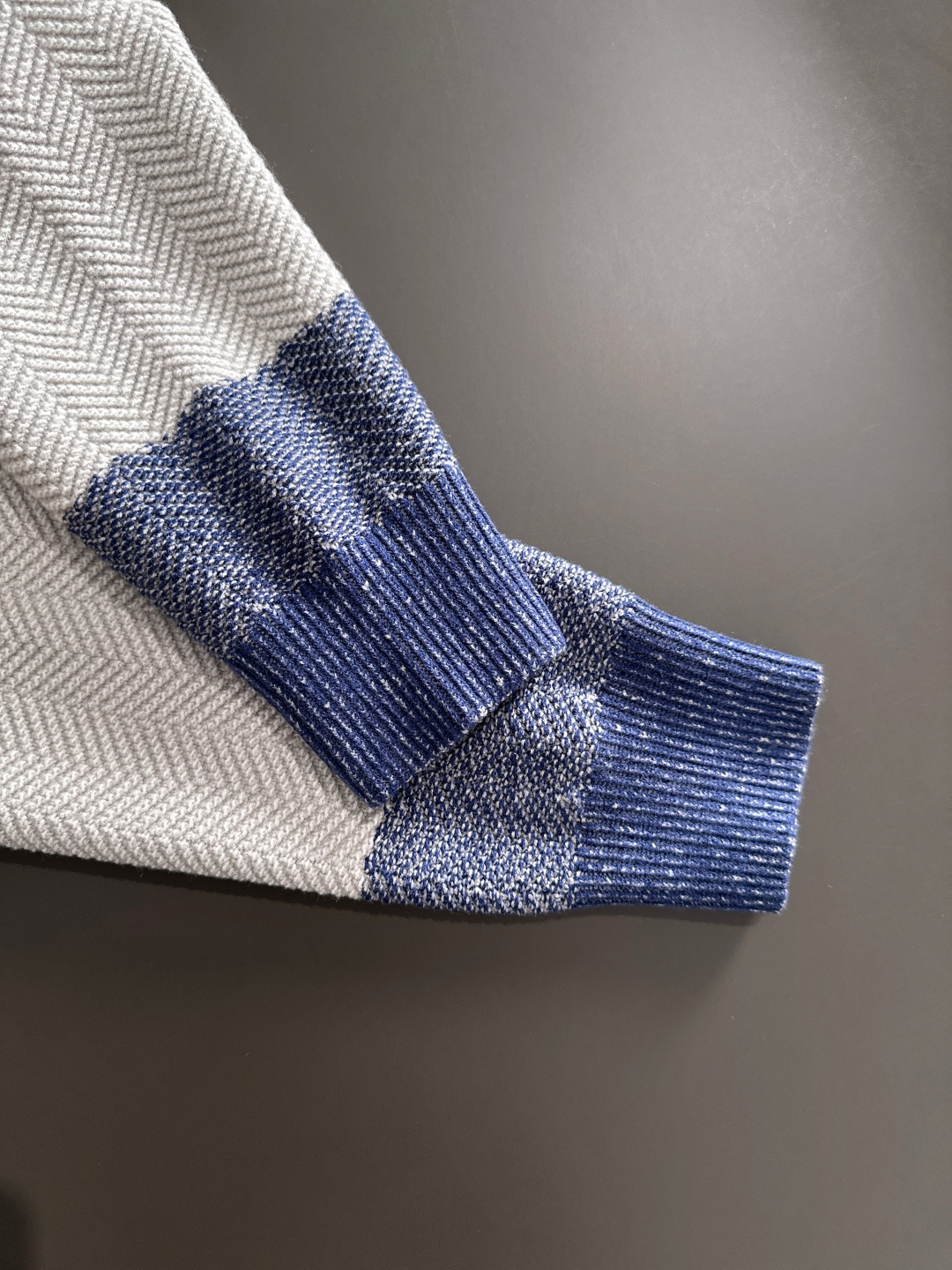 LOW 2025Ss秋冬新款男女同款高克重针织开衫，配色标识条纹工艺设计！钩织标识条纹修饰，设计经典配色