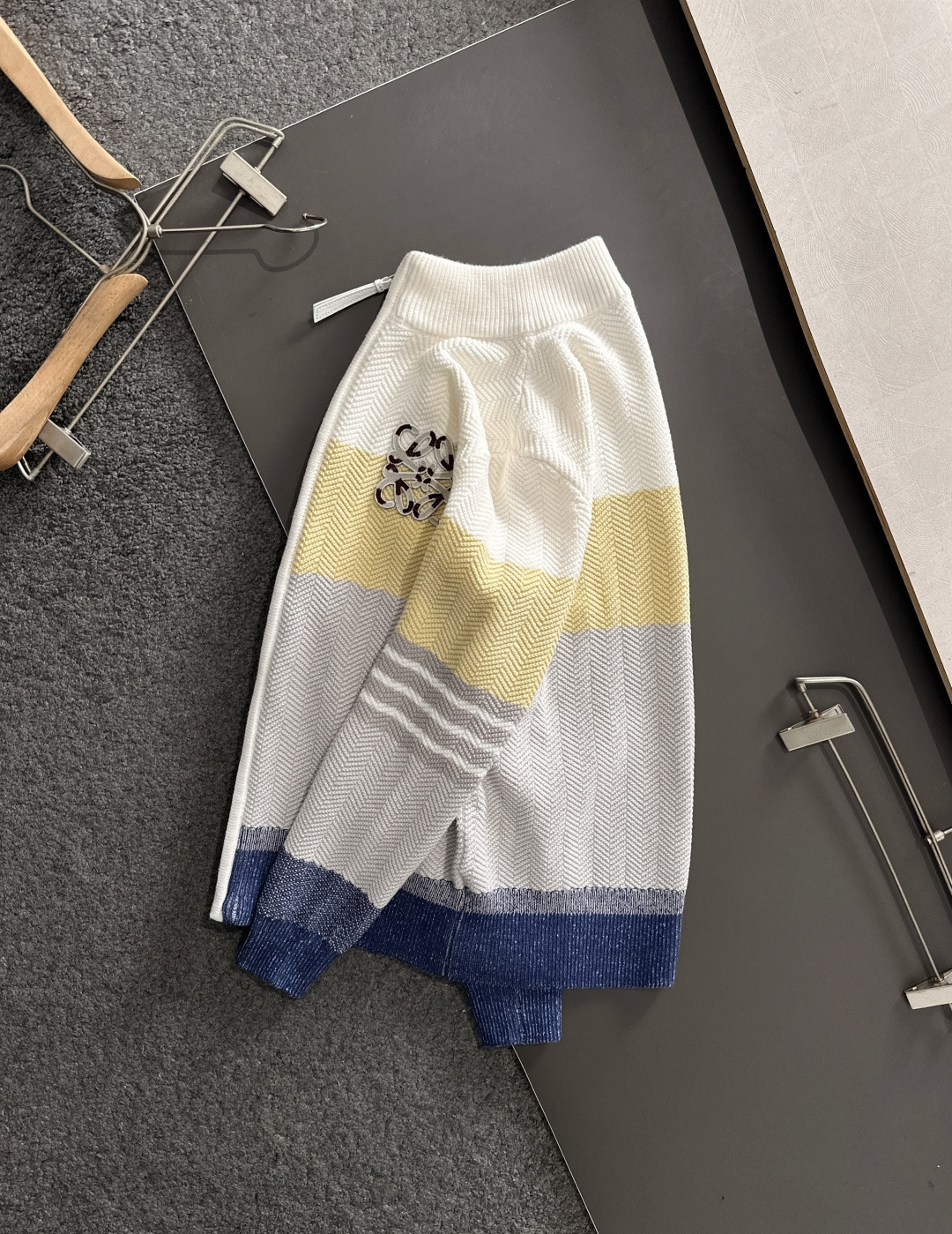 LOW 2025Ss秋冬新款男女同款高克重针织开衫，配色标识条纹工艺设计！钩织标识条纹修饰，设计经典配色