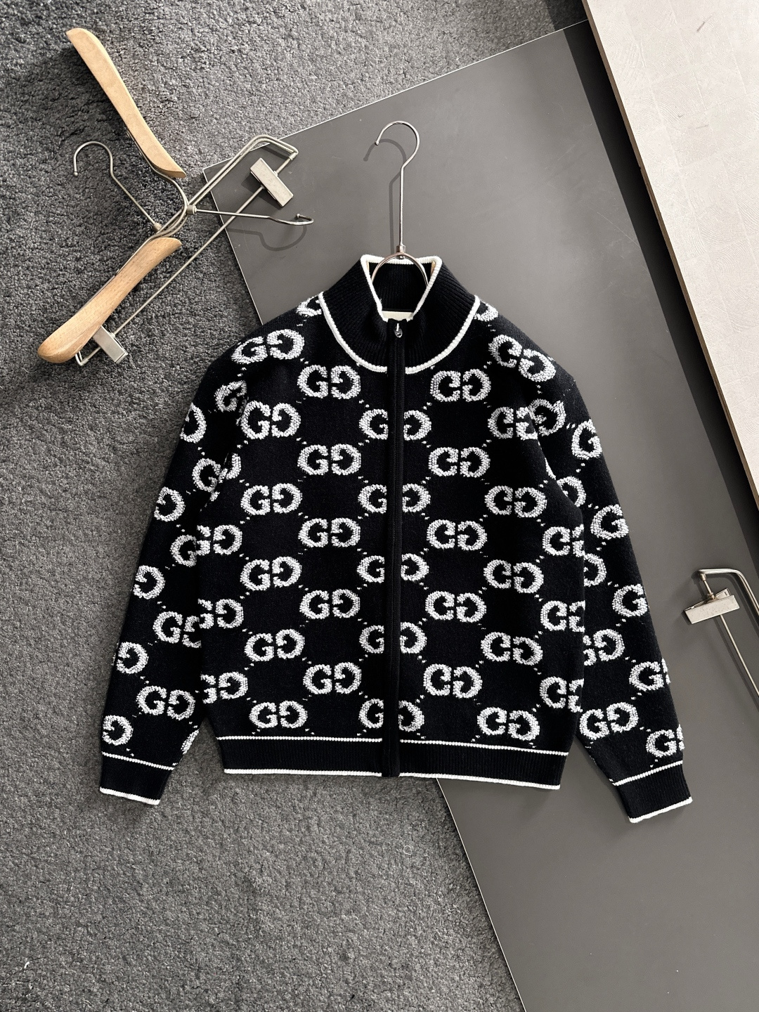 GUC 2025Ss秋冬新款男女同款高克重针织开衫，配色标识条纹工艺设计！钩织标识条纹修饰，设计经典配色