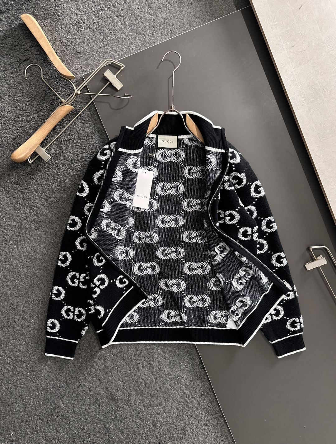 GUC 2025Ss秋冬新款男女同款高克重针织开衫，配色标识条纹工艺设计！钩织标识条纹修饰，设计经典配色