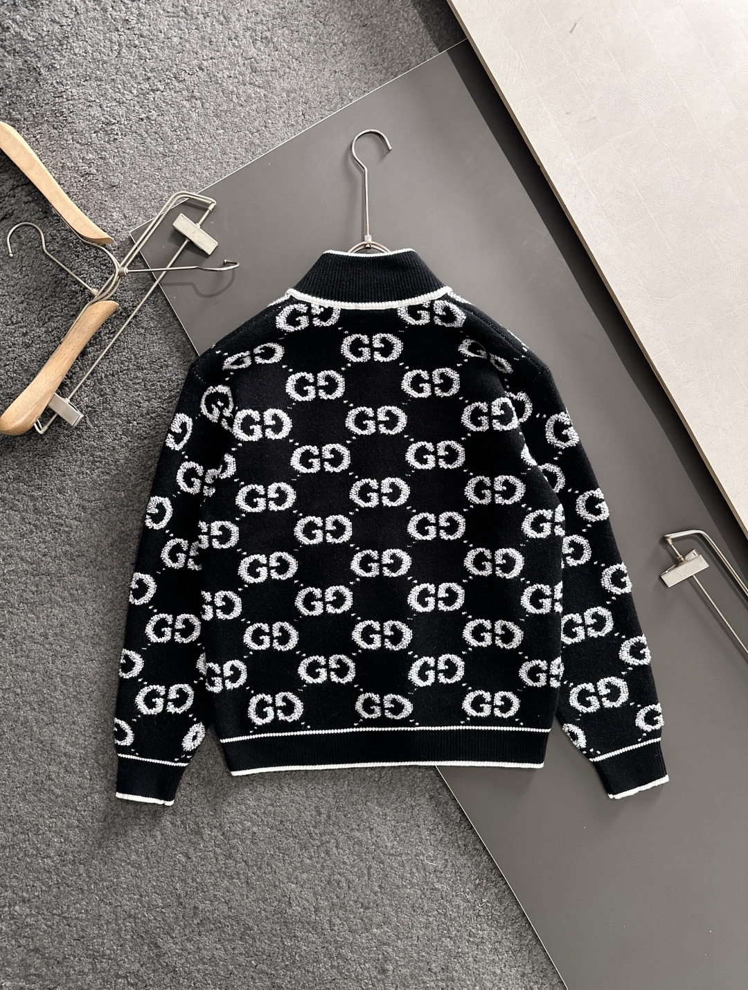 GUC 2025Ss秋冬新款男女同款高克重针织开衫，配色标识条纹工艺设计！钩织标识条纹修饰，设计经典配色