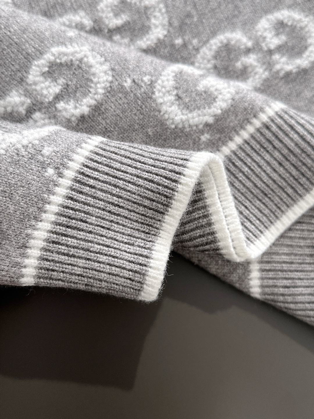 GUC 2025Ss秋冬新款男女同款高克重针织开衫，配色标识条纹工艺设计！钩织标识条纹修饰，设计经典配色