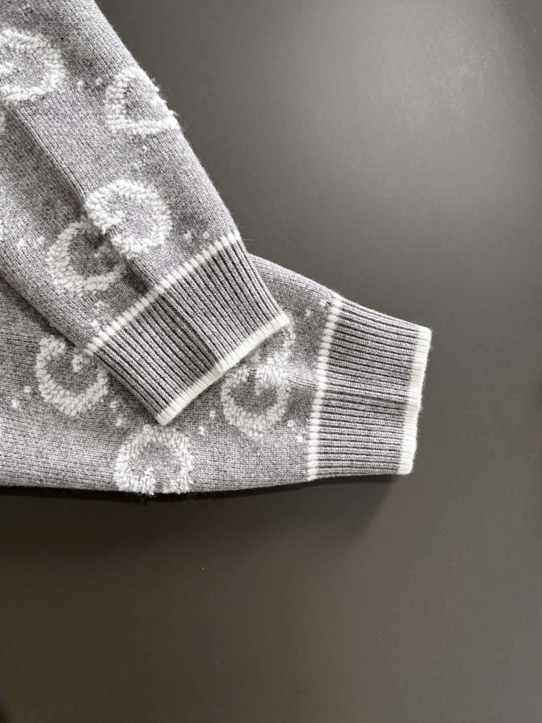 GUC 2025Ss秋冬新款男女同款高克重针织开衫，配色标识条纹工艺设计！钩织标识条纹修饰，设计经典配色