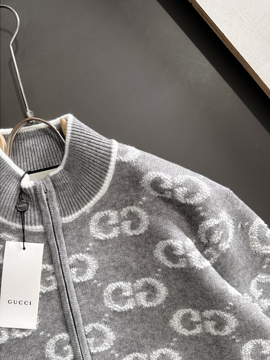 GUC 2025Ss秋冬新款男女同款高克重针织开衫，配色标识条纹工艺设计！钩织标识条纹修饰，设计经典配色