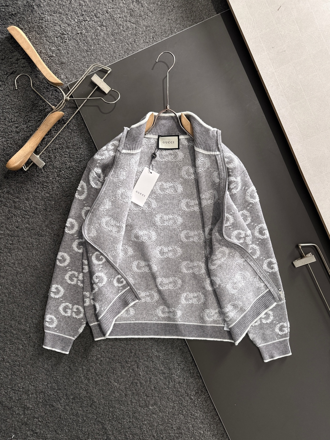 GUC 2025Ss秋冬新款男女同款高克重针织开衫，配色标识条纹工艺设计！钩织标识条纹修饰，设计经典配色