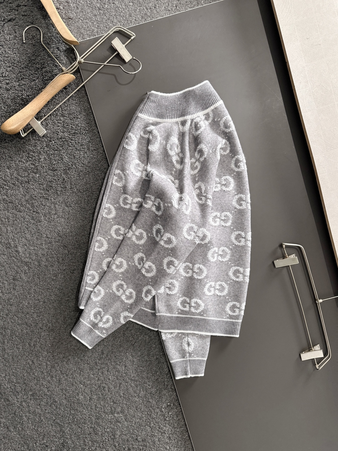 GUC 2025Ss秋冬新款男女同款高克重针织开衫，配色标识条纹工艺设计！钩织标识条纹修饰，设计经典配色