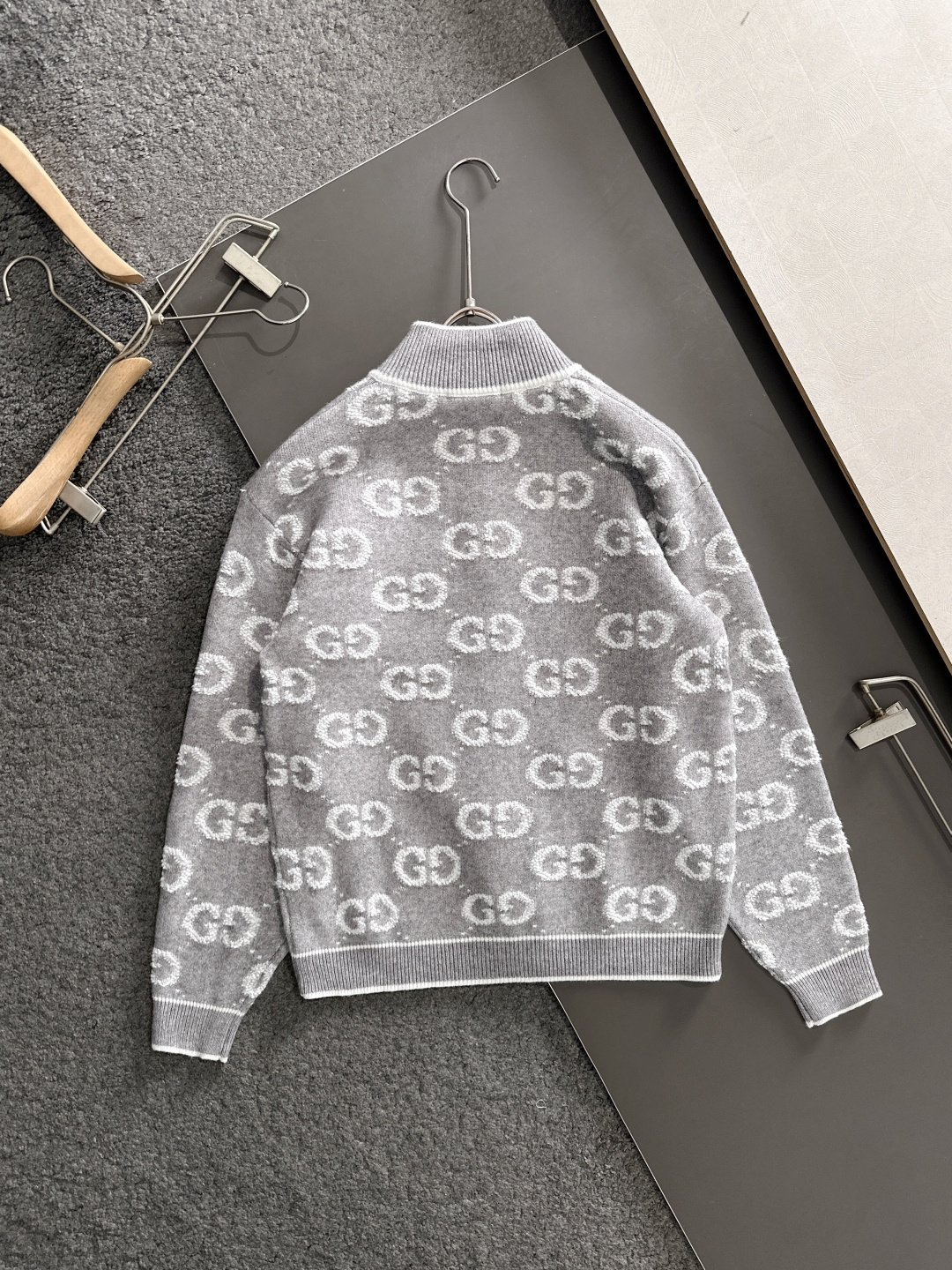 GUC 2025Ss秋冬新款男女同款高克重针织开衫，配色标识条纹工艺设计！钩织标识条纹修饰，设计经典配色