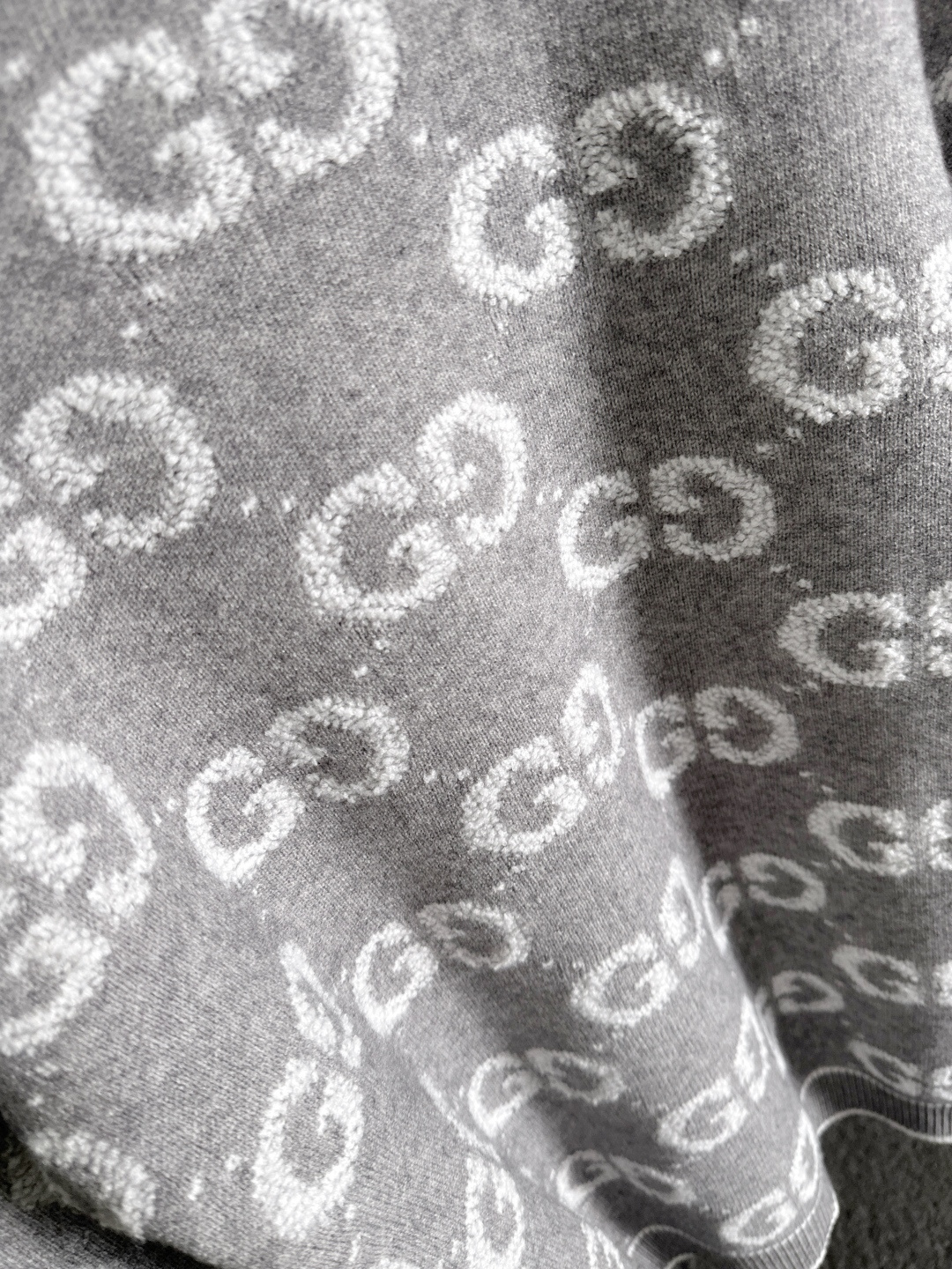 GUC 2025Ss秋冬新款男女同款高克重针织开衫，配色标识条纹工艺设计！钩织标识条纹修饰，设计经典配色