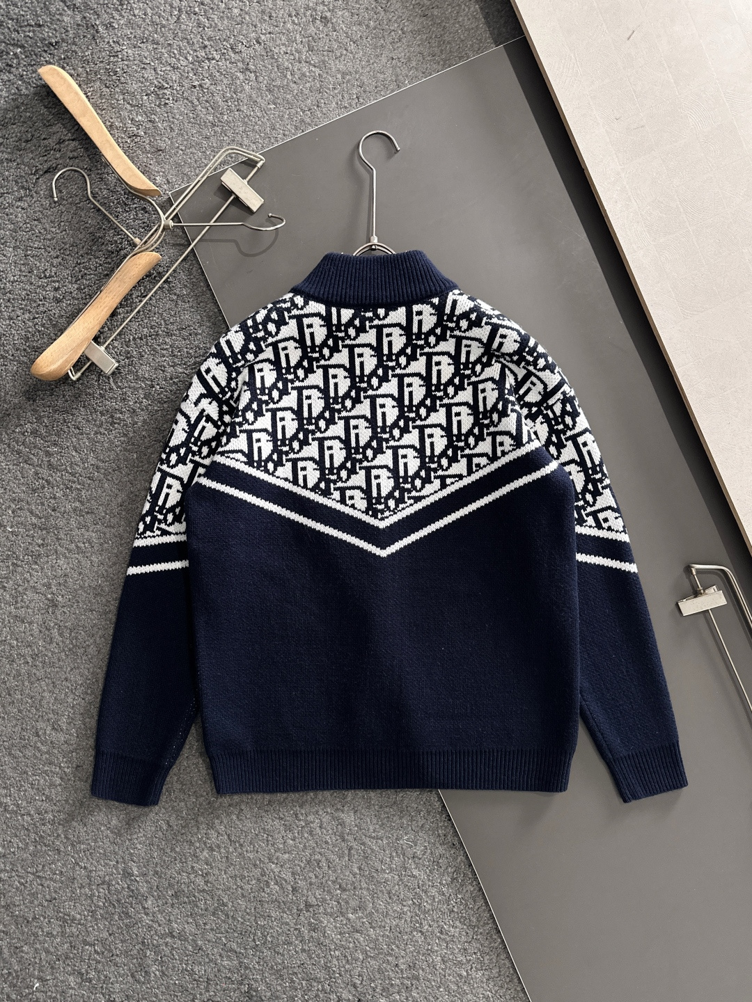 CD 2025Ss秋冬新款男女同款高克重针织开衫，配色标识条纹工艺设计！钩织标识条纹修饰，设计经典配色钩