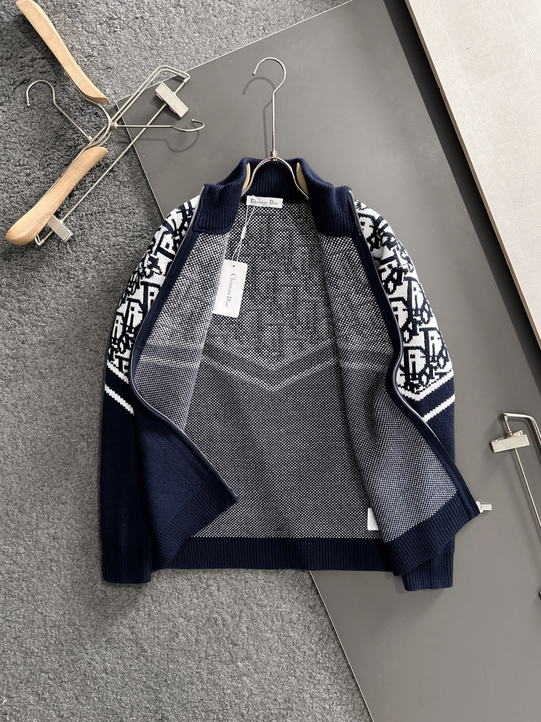 CD 2025Ss秋冬新款男女同款高克重针织开衫，配色标识条纹工艺设计！钩织标识条纹修饰，设计经典配色钩
