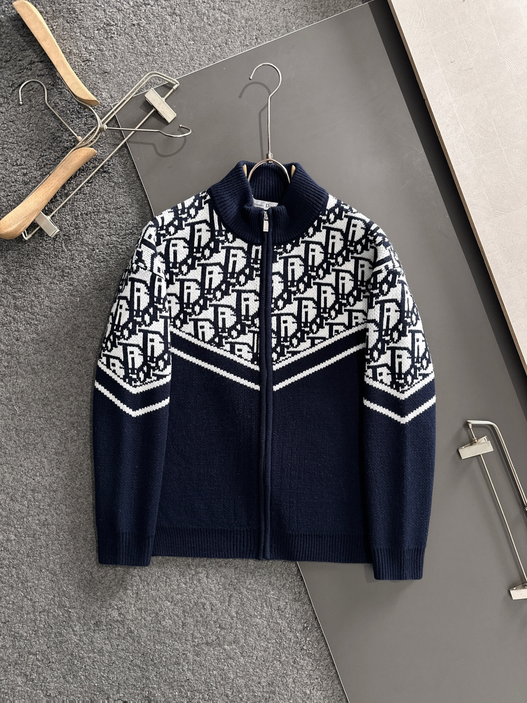 CD 2025Ss秋冬新款男女同款高克重针织开衫，配色标识条纹工艺设计！钩织标识条纹修饰，设计经典配色钩