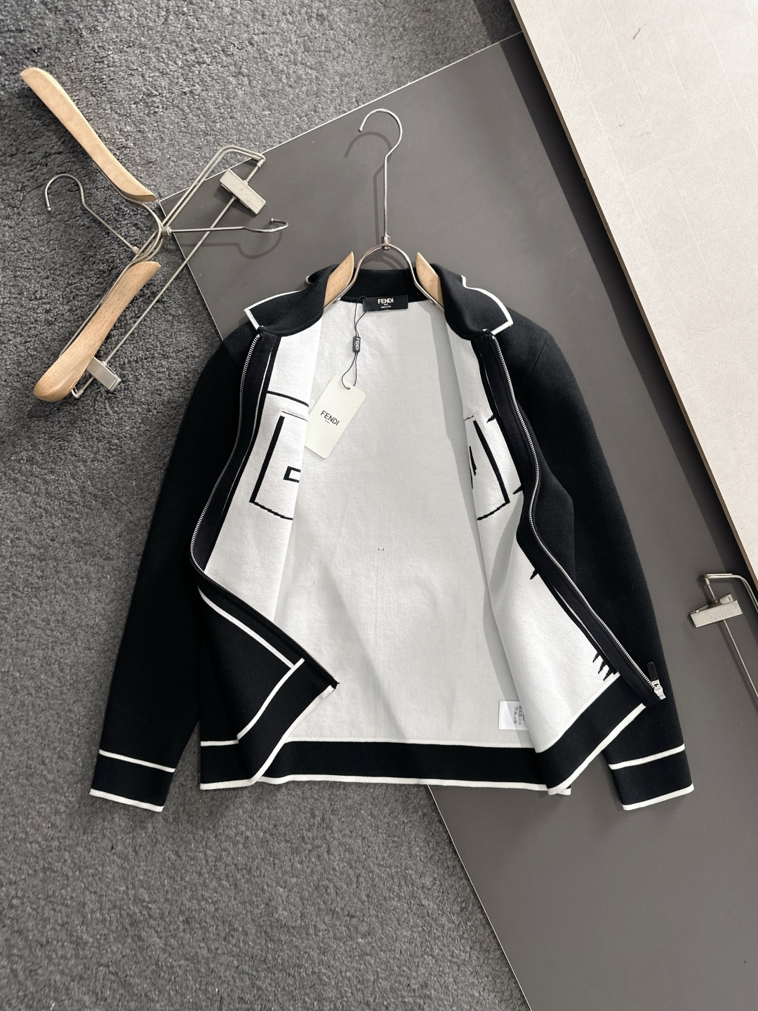 FD 2025Ss秋冬新款男女同款高克重针织开衫，配色标识条纹工艺设计！钩织标识条纹修饰，设计经典配色钩