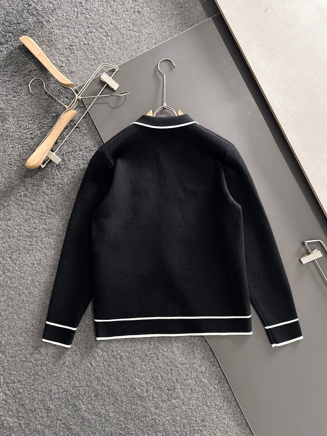 FD 2025Ss秋冬新款男女同款高克重针织开衫，配色标识条纹工艺设计！钩织标识条纹修饰，设计经典配色钩