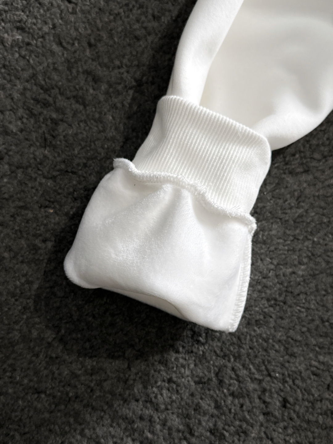 1V 2025SS新款男士加绒连帽卫衣 选用定制加绒卫衣面料 纹理细腻 舒适贴肤 插兜低口袋设计，饰以品