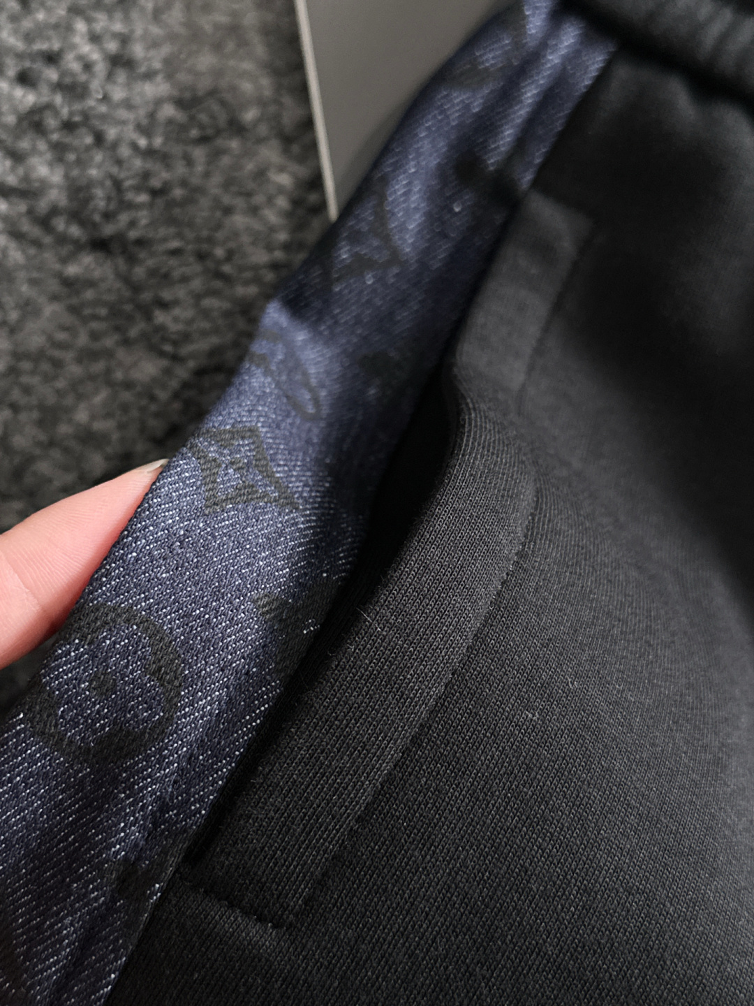 1V 2025秋冬新品休闲裤，经典款百看不厌，裤身工艺设计，进口客供辅料、面料定制，每个细节做到极致，原