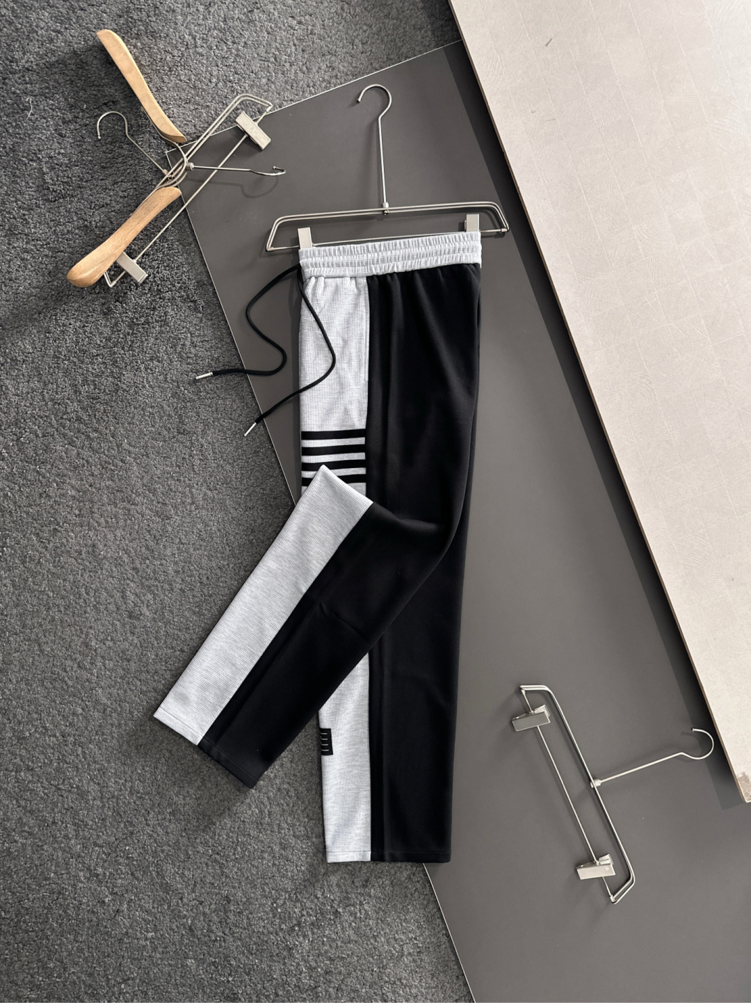 TB 2025秋冬新品休闲裤，经典款百看不厌，裤身工艺设计，进口客供辅料、面料定制，每个细节做到极致，原