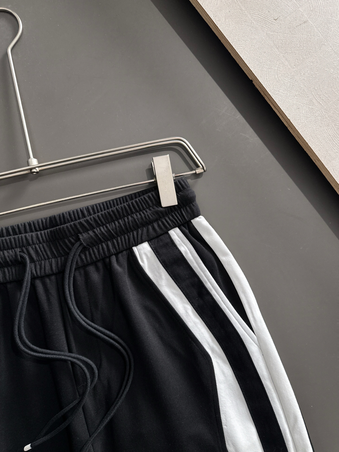 BAL 2025秋冬新品休闲裤，经典款百看不厌，裤身工艺设计，进口客供辅料、面料定制，每个细节做到极致，