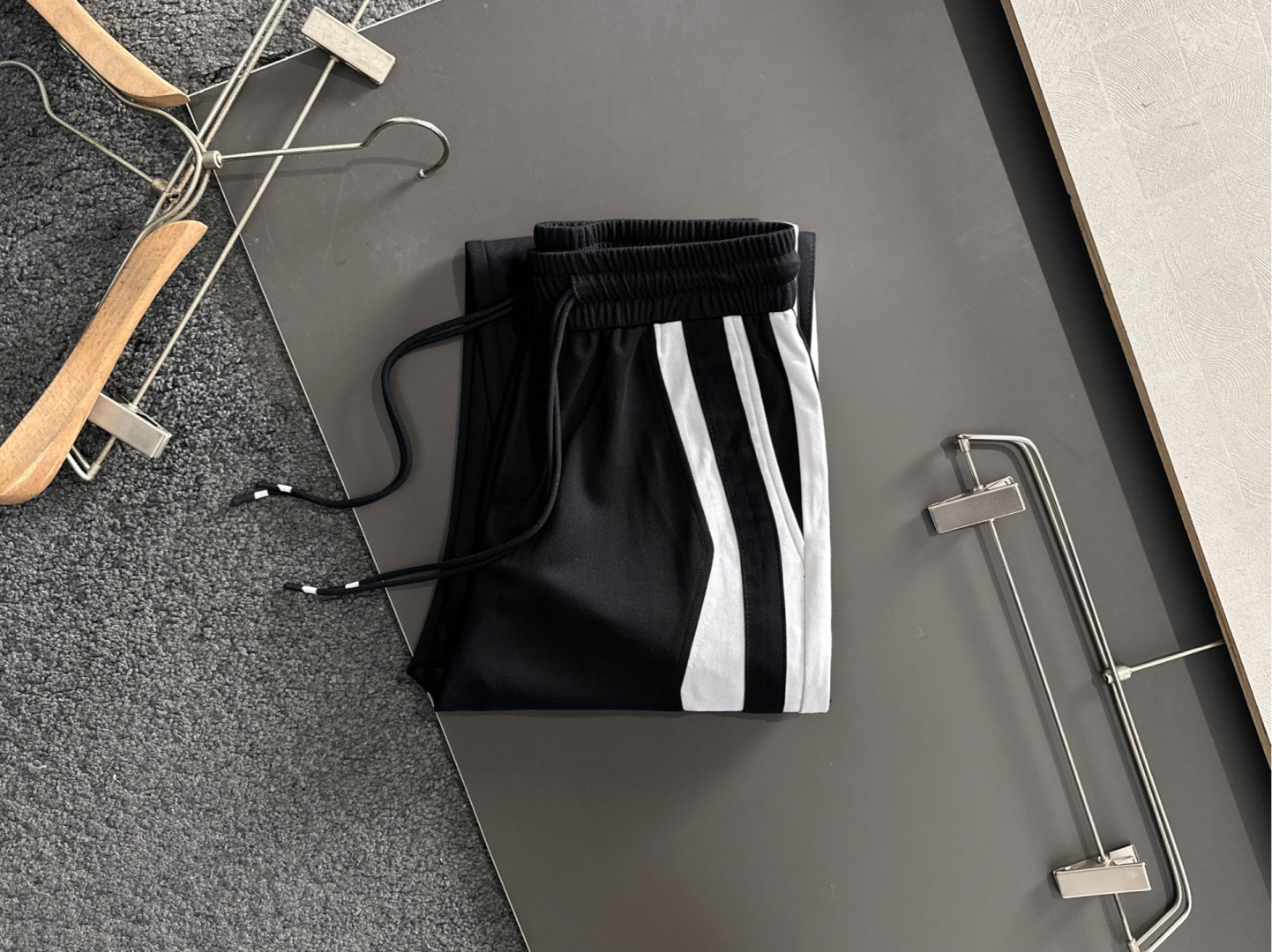 BAL 2025秋冬新品休闲裤，经典款百看不厌，裤身工艺设计，进口客供辅料、面料定制，每个细节做到极致，