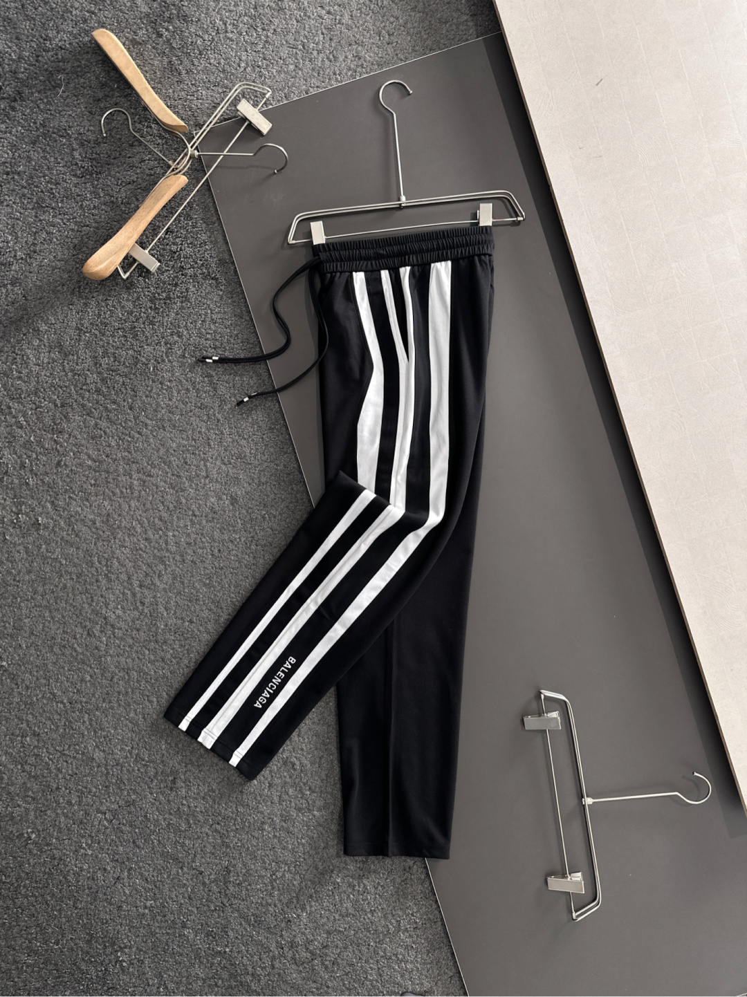 BAL 2025秋冬新品休闲裤，经典款百看不厌，裤身工艺设计，进口客供辅料、面料定制，每个细节做到极致，