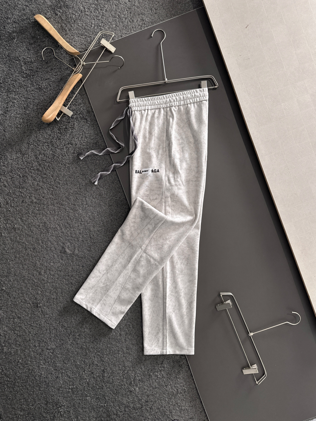 BAL 2025秋冬新品休闲裤，经典款百看不厌，裤身工艺设计，进口客供辅料、面料定制，每个细节做到极致，