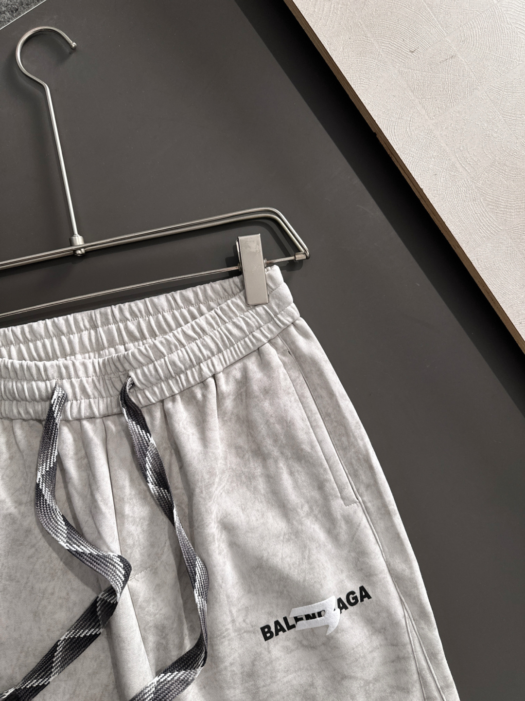 BAL 2025秋冬新品休闲裤，经典款百看不厌，裤身工艺设计，进口客供辅料、面料定制，每个细节做到极致，