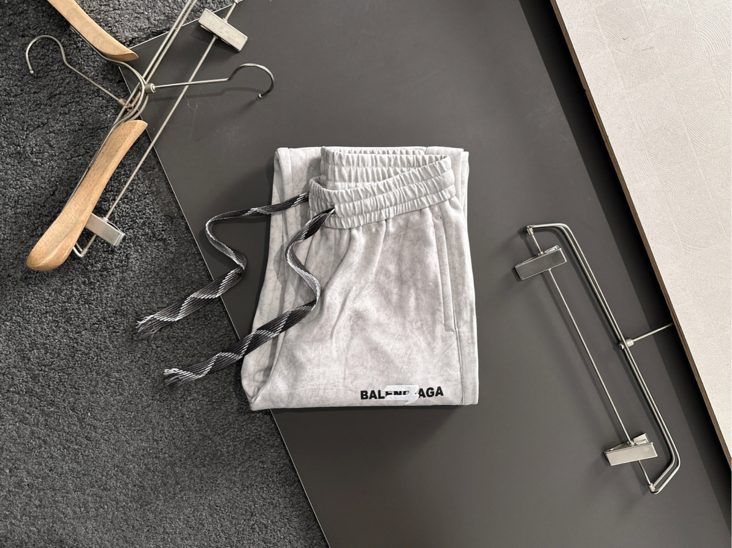 BAL 2025秋冬新品休闲裤，经典款百看不厌，裤身工艺设计，进口客供辅料、面料定制，每个细节做到极致，