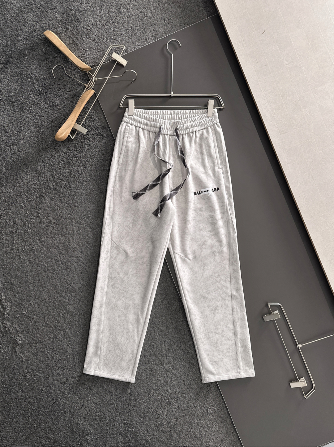 BAL 2025秋冬新品休闲裤，经典款百看不厌，裤身工艺设计，进口客供辅料、面料定制，每个细节做到极致，