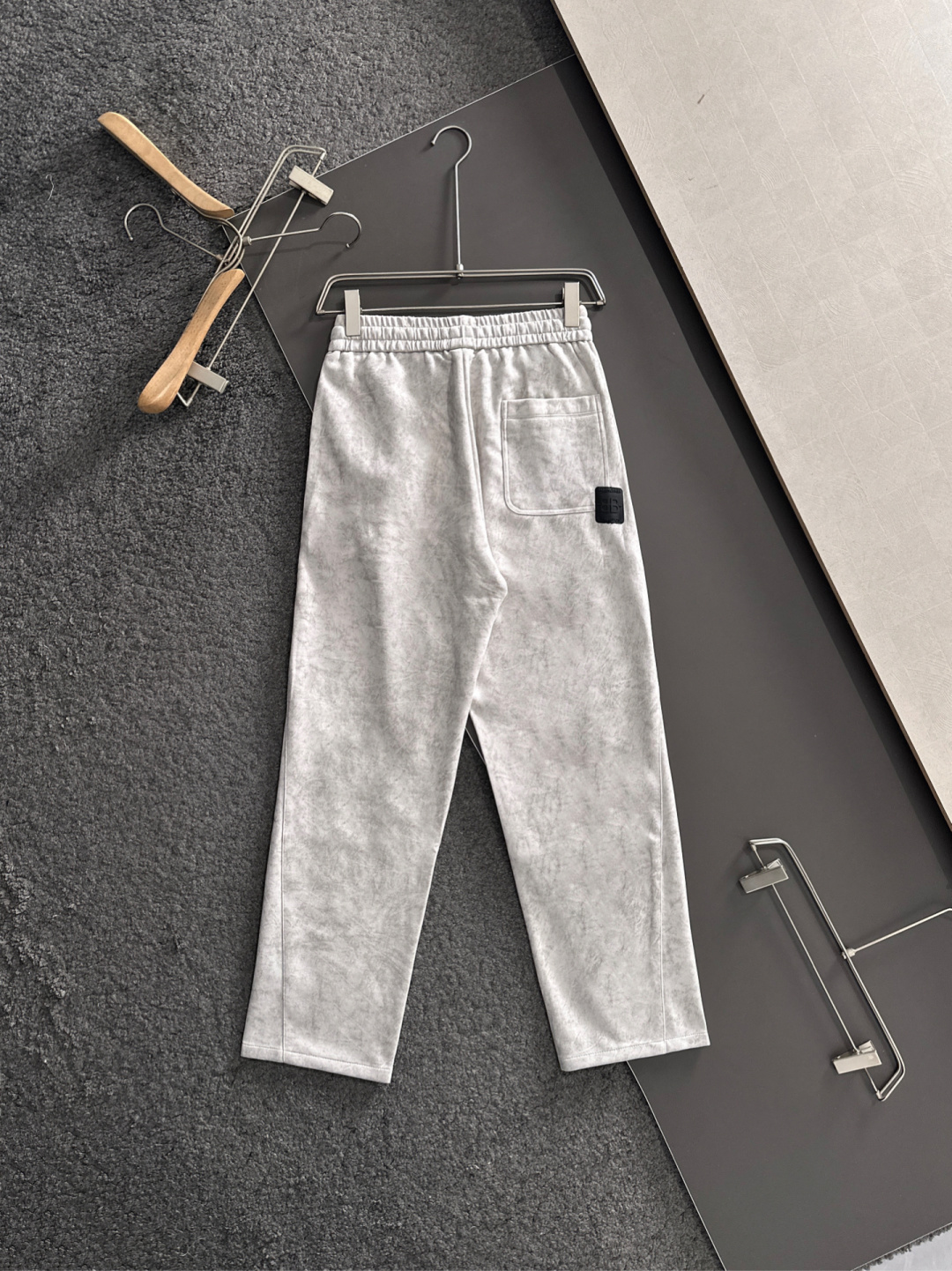 BAL 2025秋冬新品休闲裤，经典款百看不厌，裤身工艺设计，进口客供辅料、面料定制，每个细节做到极致，