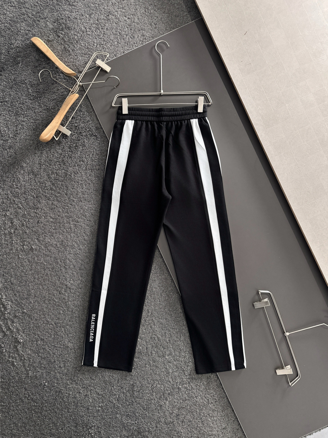 BAL 2025秋冬新品休闲裤，经典款百看不厌，裤身工艺设计，进口客供辅料、面料定制，每个细节做到极致，