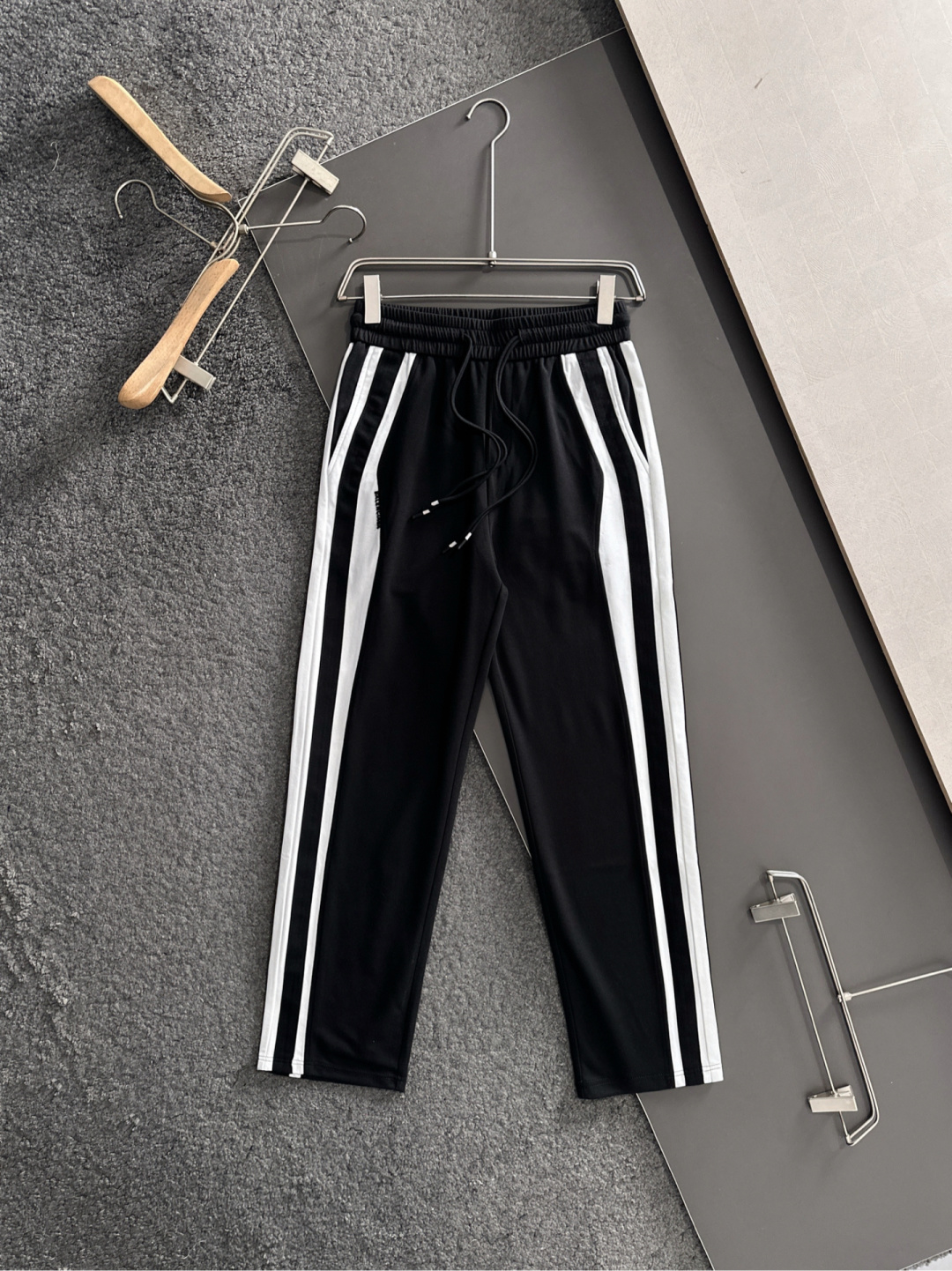 BAL 2025秋冬新品休闲裤，经典款百看不厌，裤身工艺设计，进口客供辅料、面料定制，每个细节做到极致，