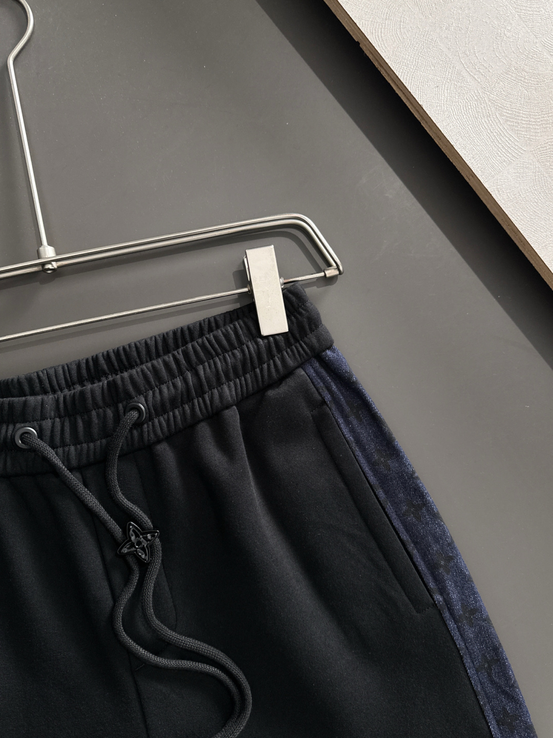 1V 2025秋冬新品休闲裤，经典款百看不厌，裤身工艺设计，进口客供辅料、面料定制，每个细节做到极致，原