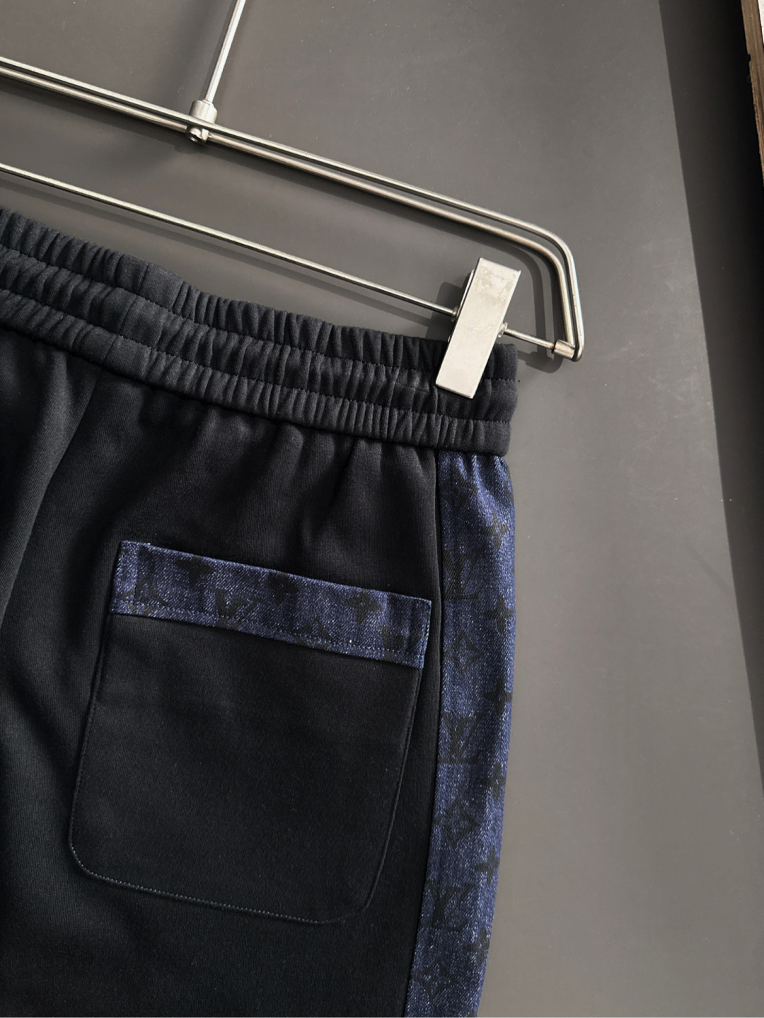 1V 2025秋冬新品休闲裤，经典款百看不厌，裤身工艺设计，进口客供辅料、面料定制，每个细节做到极致，原