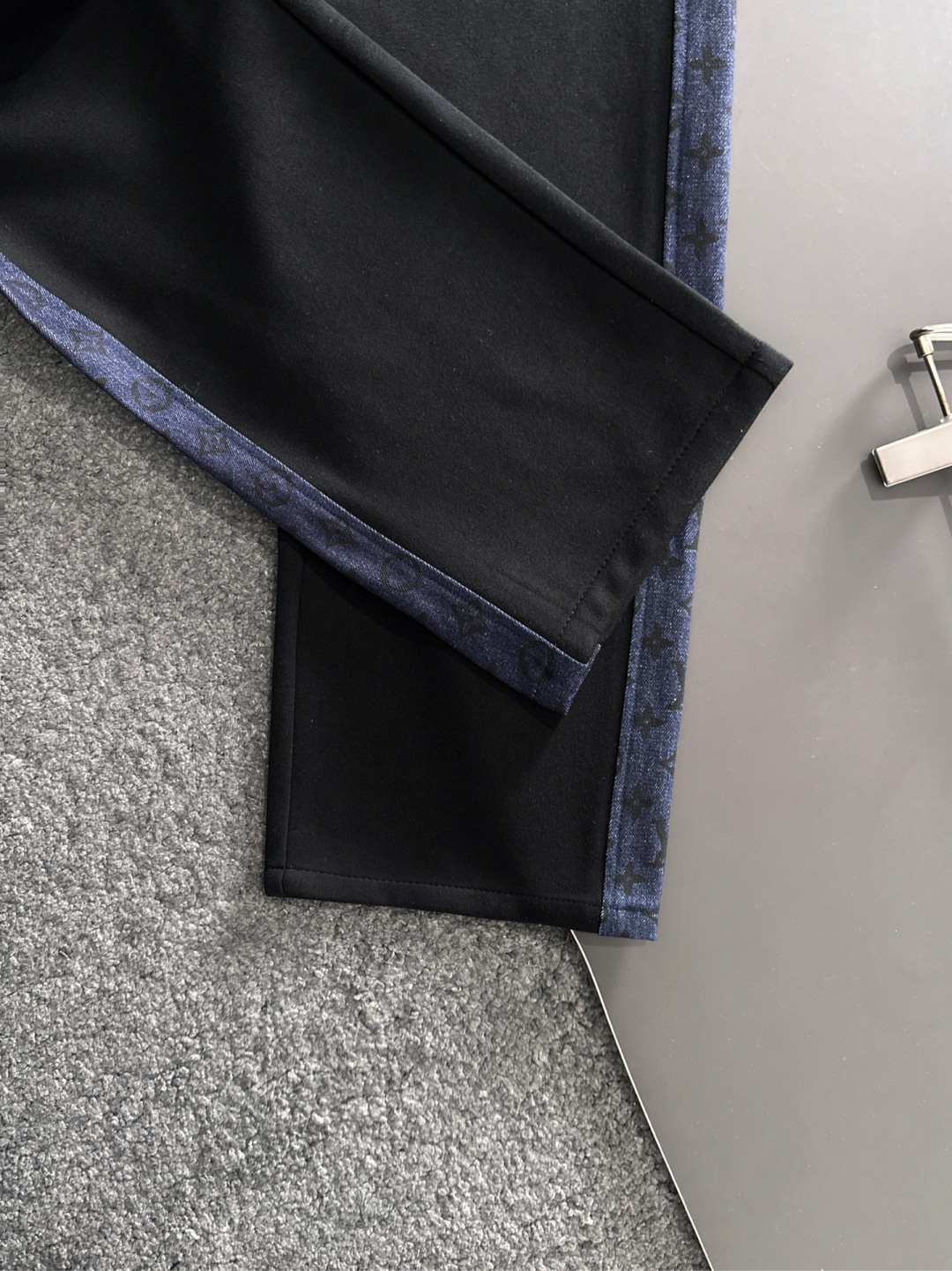 1V 2025秋冬新品休闲裤，经典款百看不厌，裤身工艺设计，进口客供辅料、面料定制，每个细节做到极致，原