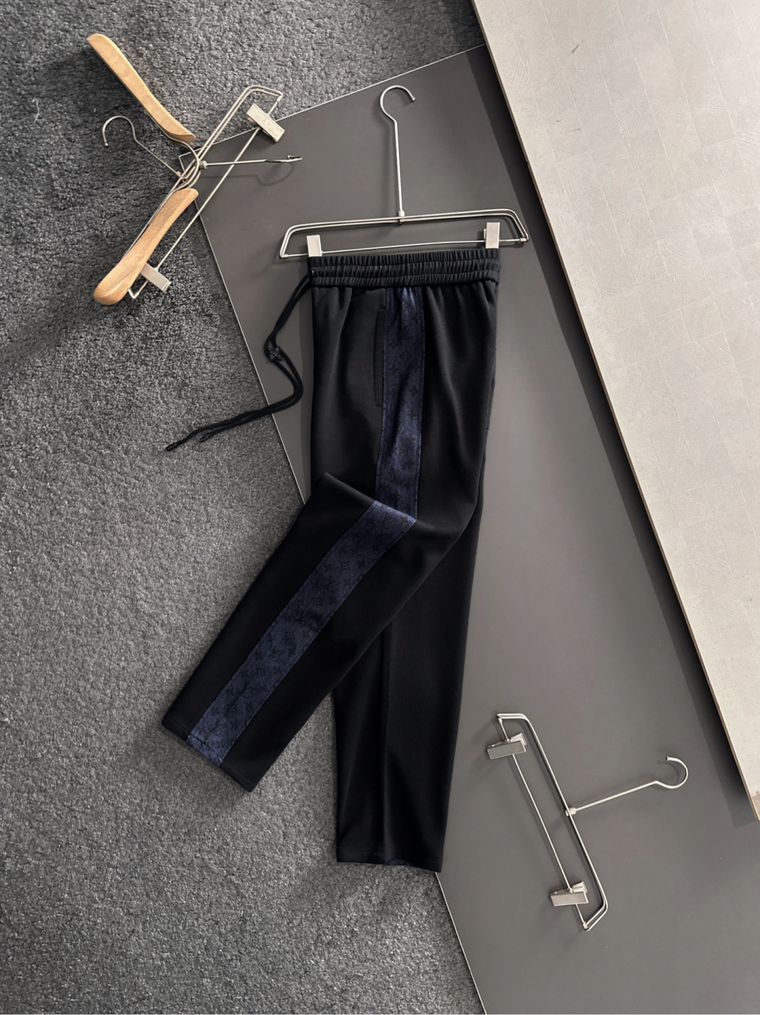 1V 2025秋冬新品休闲裤，经典款百看不厌，裤身工艺设计，进口客供辅料、面料定制，每个细节做到极致，原