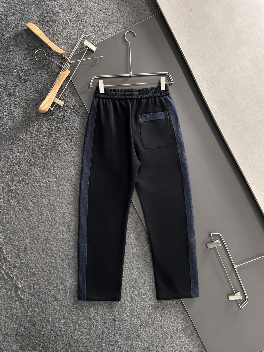 1V 2025秋冬新品休闲裤，经典款百看不厌，裤身工艺设计，进口客供辅料、面料定制，每个细节做到极致，原