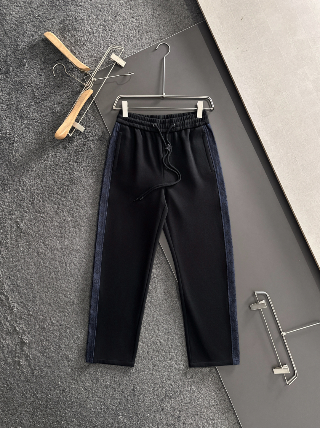 1V 2025秋冬新品休闲裤，经典款百看不厌，裤身工艺设计，进口客供辅料、面料定制，每个细节做到极致，原