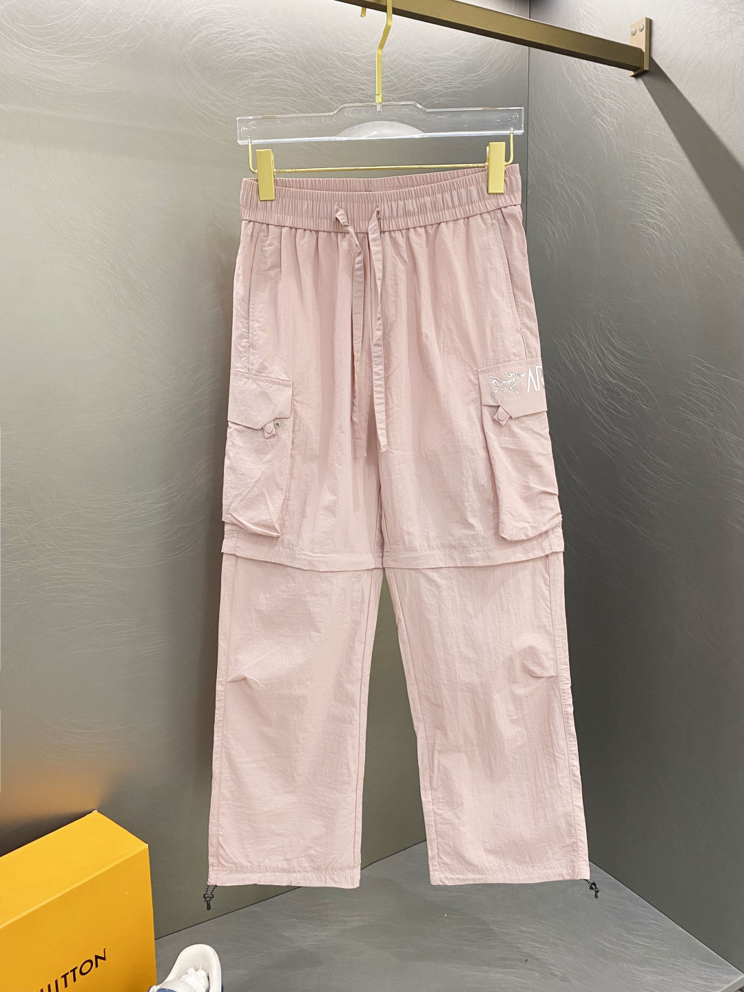 High-Quality Monochrome Custom Fashion: P648 Re-Emerges with Stylish Comfort and Impeccable Design