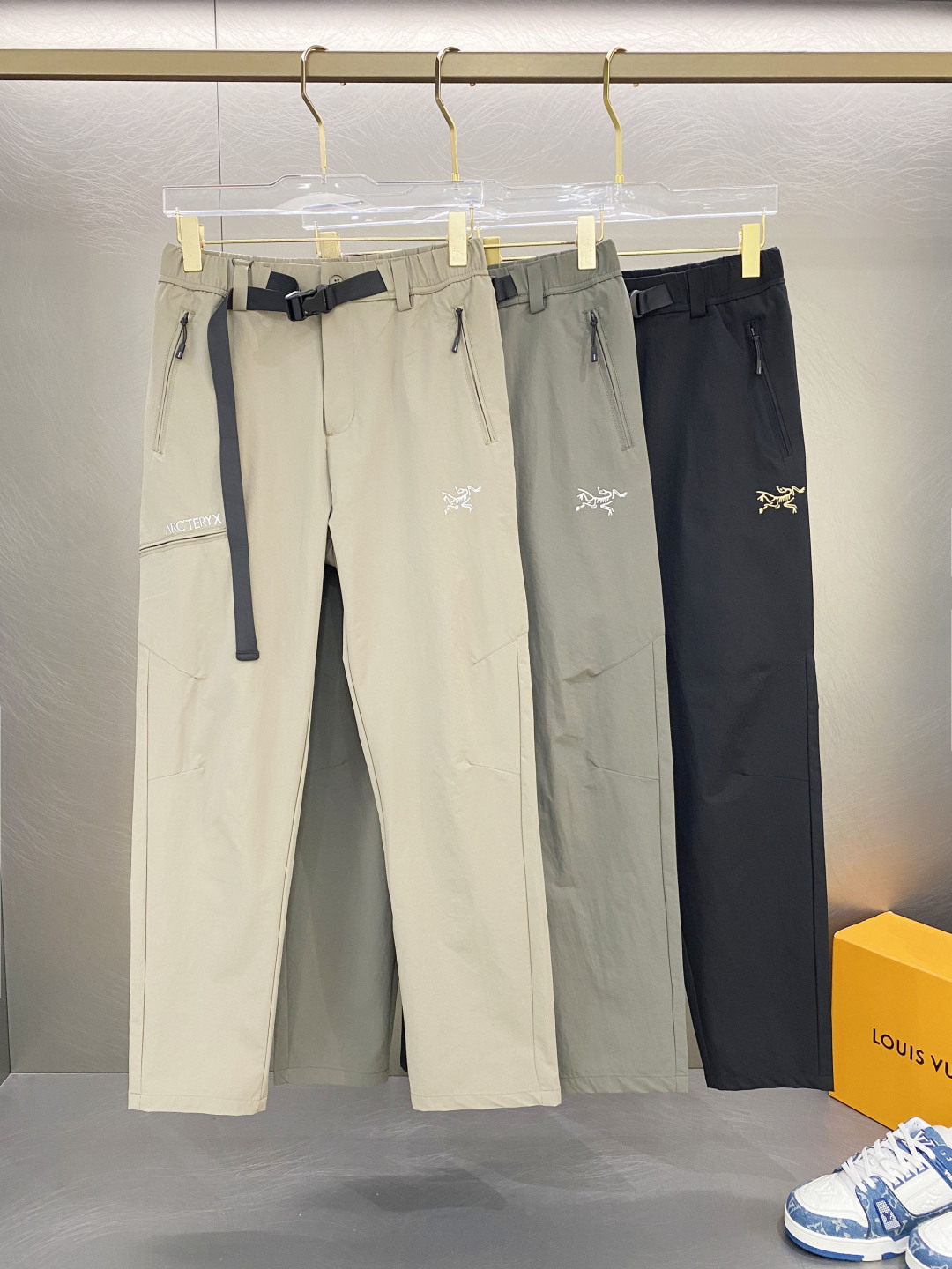 NO:511031,Archaeoptera bird spring and summer 25ss casual pants gold dial appears again, the original customized high-quality fashionable casual pants are super versatile. Exclusive custom fabric, quite wide and stylish, close and comfortable. The latest hardware and accessories of the original custom counter. Super beautiful style, the upper body makes the legs look slender, the inner and the line is impeccable. You can attend any occasion. Once again, the fabric is very, very classy! Code number M-3xL,arc'teryx,alexander wang19860909始祖鸟春夏25ss休闲裤金典再次出现,原单订制高品质时尚休闲裤.超级百搭款.独家定制面料,挺阔有型,贴身舒适.原版定制专柜最新五金辅料.超靓版型、上身显腿修长,內里,走线都无可挑剔,任何场合都可出席,再次强调面料非常非常显档次！码数 M-3xL,arc'teryx,alexander wang,Men's clothing