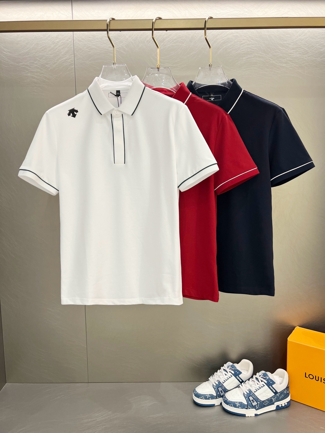 NO:133121,DiSant Home 25SS new spring and summer short-sleeved lapel T-shirt polo, the highest version is customized high-end vermill fabric simple and fashionable, and the color-blocking threads are super beautiful!  Classic logo simple and elegant style!  Full of high-end feel, wearable in all seasons. S-2xL, T-shirt,tees, t-shirt,alexander wang19860909迪桑特家25SS新款春夏短袖翻领T恤polo,最高版本客供定制高端朱地面料简单时尚款,拼色螺纹超级好看！经典logo简单大方的款式！满满的高级感,四季可穿.简欧风格官网在售码数S-2xL,,T-shirt,tees，t-shirt,alexander wang,Men's clothing