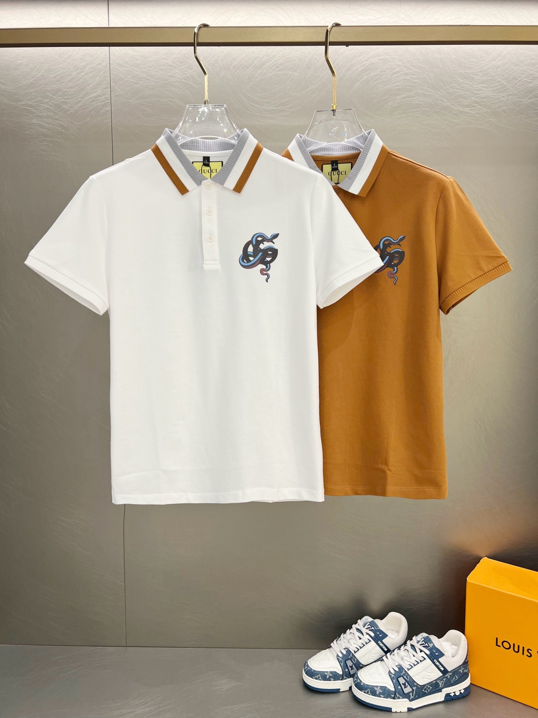 NO:133096,Gujia 25SS new spring and summer short-sleeved lapel T-shirt polo, the highest version is customized high-end vermill fabric simple and fashionable, and the color-blocking thread is super beautiful!  Classic logo simple and elegant style!  Full of high-end feel, wearable in all seasons. S-2xL on sale on the official website of simple European style, gucci, T-shirt, tees, t-shirt, alexander wang19860909古家25SS新款春夏短袖翻领T恤polo,最高版本客供定制高端朱地面料简单时尚款,拼色螺纹超级好看！经典logo简单大方的款式！满满的高级感,四季可穿.简欧风格官网在售码数S-2xL,,gucci,T-shirt,tees，t-shirt,alexander wang,Men's clothing