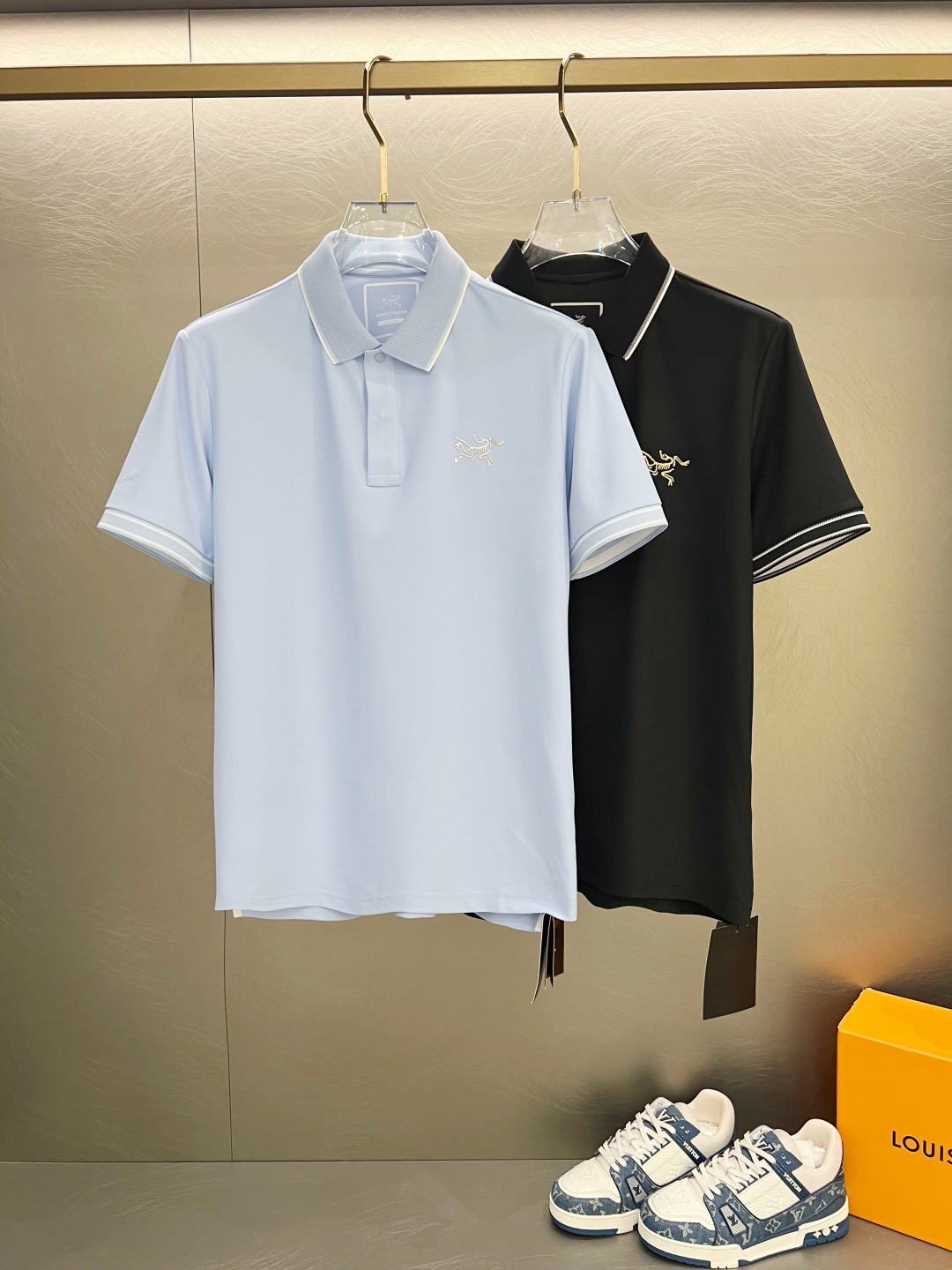 NO:133099,Archaeopteryx 25SS new spring and summer short-sleeved lapel T-shirt polo, the highest version is customized high-end vermill fabric simple and fashionable, and the color-blocking thread is super beautiful!  Classic logo simple and elegant style!  Full of high-end feel, wearable in all seasons. S-2xL, jil sanderarc'teryx, T-shirt, tees, t-shirt, alexander wang19860909始祖鸟家25SS新款春夏短袖翻领T恤polo,最高版本客供定制高端朱地面料简单时尚款,拼色螺纹超级好看！经典logo简单大方的款式！满满的高级感,四季可穿.简欧风格官网在售码数S-2xL,,jil sanderarc'teryx,T-shirt,tees，t-shirt,alexander wang,Men's clothing