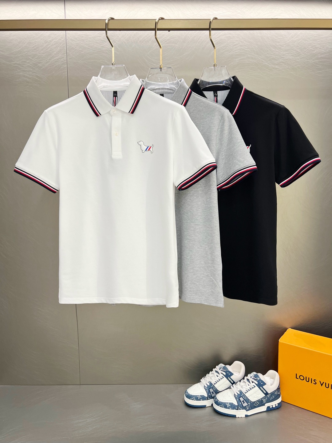 NO:133102,TB Home 25SS new spring and summer short-sleeved lapel T-shirt polo, the highest version is customized high-end vermill fabric simple and fashionable, and the color-blocking thread is super beautiful!  Classic logo simple and elegant style!  Full of high-end feel, wearable in all seasons. S-2xL, T-shirt,tees, t-shirt,alexander wang19860909TB家25SS新款春夏短袖翻领T恤polo,最高版本客供定制高端朱地面料简单时尚款,拼色螺纹超级好看！经典logo简单大方的款式！满满的高级感,四季可穿.简欧风格官网在售码数S-2xL,,T-shirt,tees，t-shirt,alexander wang,Men's clothing