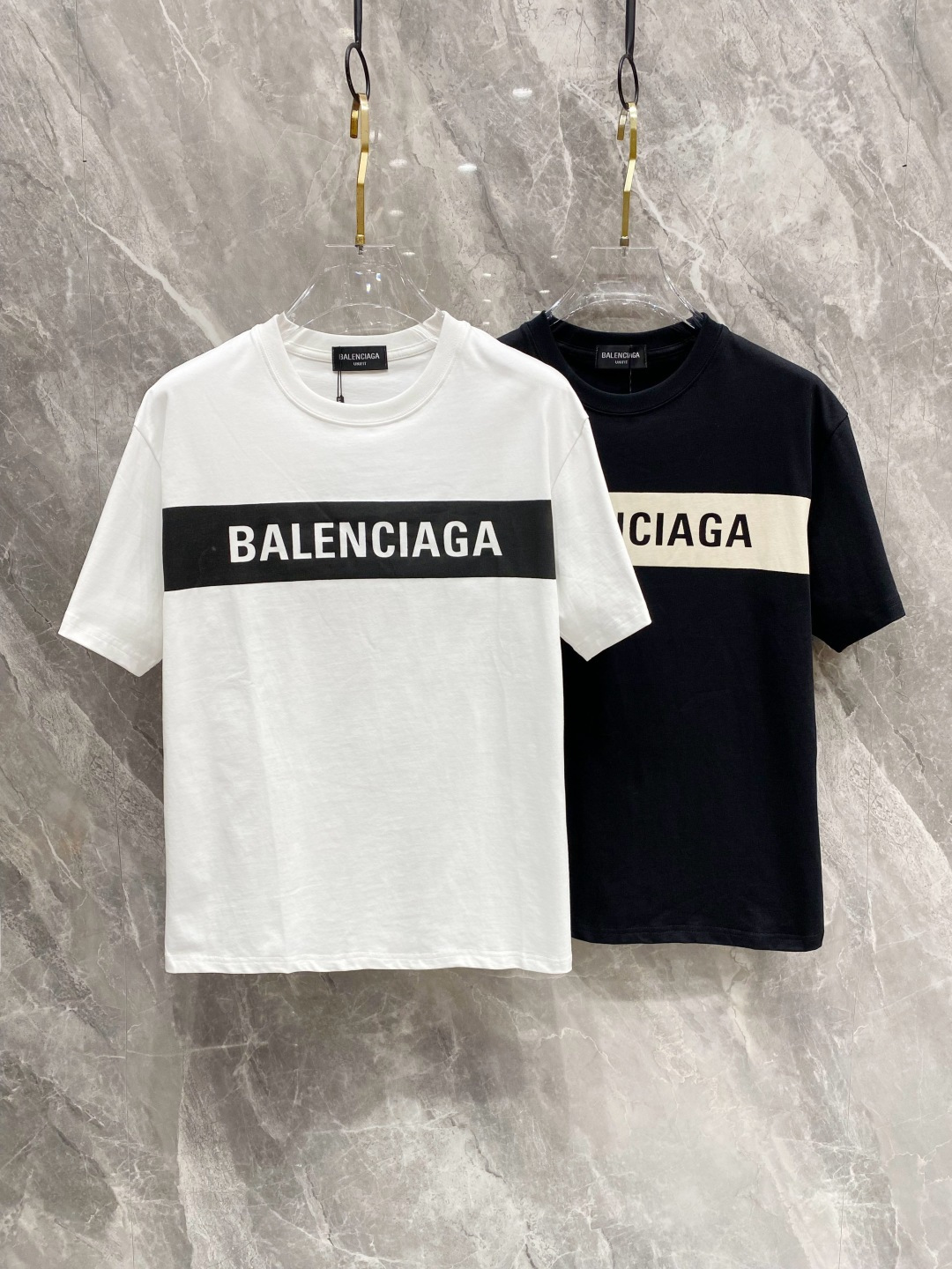 NO:133105,The latest fabric of ss Paris home pure cotton (highest version) letters BAL direct injection craft classic logo pattern logo fashionable simple trendy short sleeves, the top quality counter original single short sleeves, the top production craft imported fabric, the counter model is uniquely designed, using imported high-end customized fabrics. The official website is on sale!  Excellent fabric fit, size..Black and white M-3XL,,balenciaga,T-shirt,alexander wang19860909ss巴黎家纯棉最新面料（最高版本）胸前字母BAL直喷工艺经典标识图案logo时尚简约潮流短袖,最顶级的品质专柜原单短袖,顶级制作工艺进口面料,专柜款独特设计,采用进口高端订制面料.官网在售！面料版型超赞 码数..黑白色 M-3XL,,balenciaga,T-shirt,alexander wang,Men's clothing