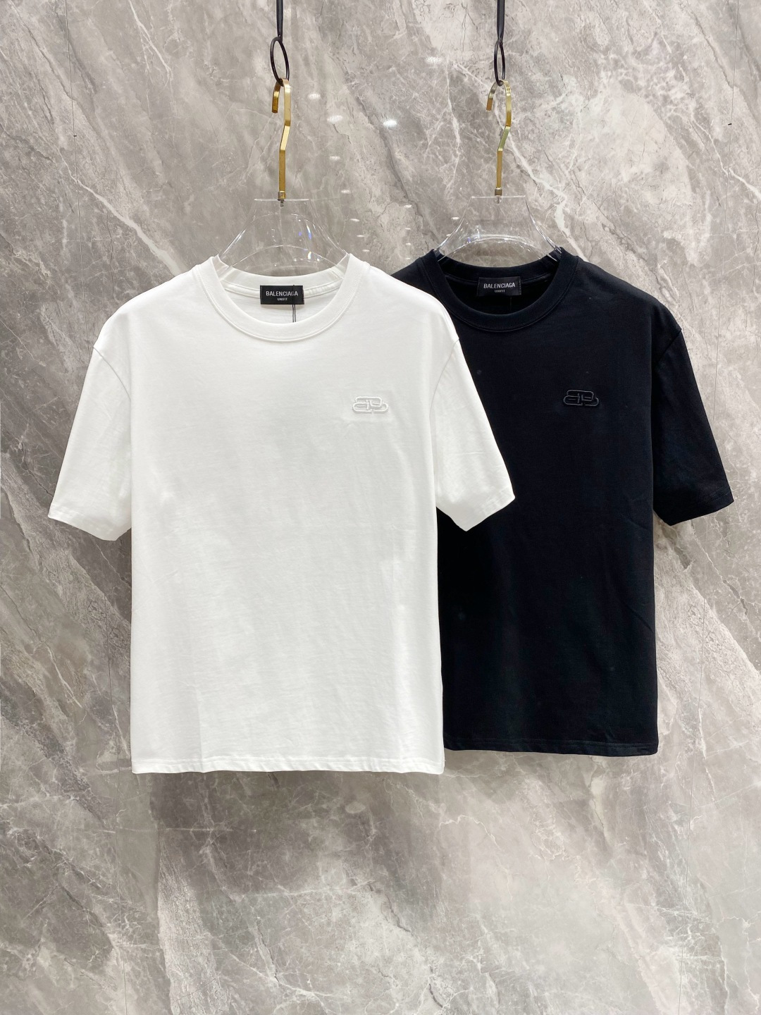 NO:133108,Ss Paris home pure cotton latest fabric (highest version) letter BAL letter embroidery and figurine patch craftsmanship on the front and back of the chest!  Classic logo pattern logo stylish simple trendy short sleeves, the top quality counter original single short sleeves, the top-level production process imported fabric, the unique design of the counter model, using imported high-end customized fabrics. The official website is on sale!  Excellent fabric fit, size..Black and white M-3XL,,balenciaga,T-shirt,alexander wang19860909ss巴黎家纯棉最新面料（最高版本）胸前后背字母BAL字母刺绣烧花贴布工艺！经典标识图案logo时尚简约潮流短袖,最顶级的品质专柜原单短袖,顶级制作工艺进口面料,专柜款独特设计,采用进口高端订制面料.官网在售！面料版型超赞 码数..黑白色 M-3XL,,balenciaga,T-shirt,alexander wang,Men's clothing