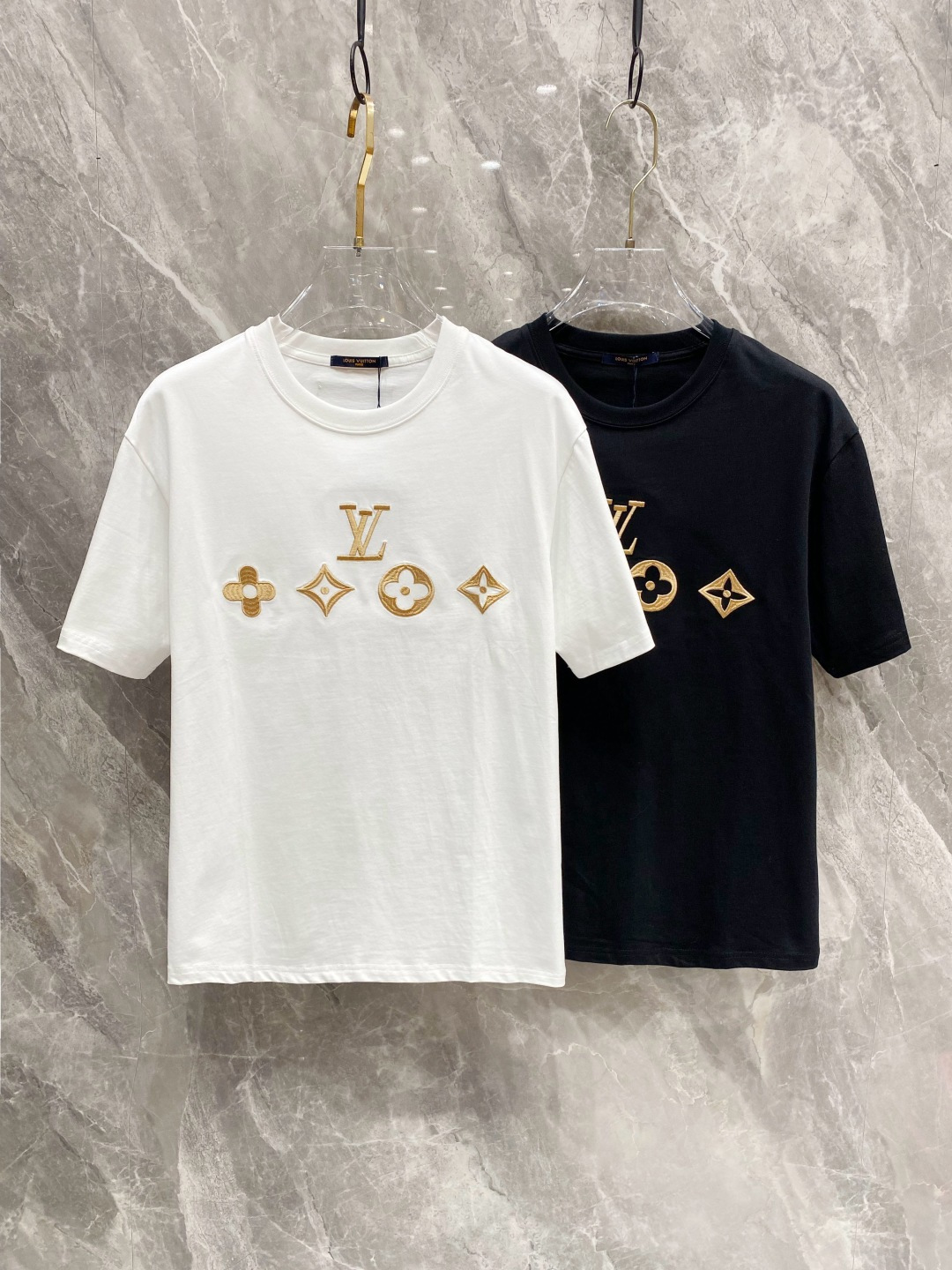 NO:133111,SS Lotujia Pure Cotton Latest Fabric (The Highest Version) LV logo heavy industry embroidery technology on chest!  Classic logo pattern logo stylish simple trendy short sleeves, the top quality counter original single short sleeves, the top-level production process imported fabric, the unique design of the counter model, using imported high-end customized fabrics. The official website is on sale!  Fabric style, size..Black and white M-3XL,,louis vuitton,louis vuitton,louis vuitton,t-shirt,alexander wang19860909ss驴家纯棉最新面料（最高版本）胸前LV标识重工刺绣工艺！经典标识图案logo时尚简约潮流短袖,最顶级的品质专柜原单短袖,顶级制作工艺进口面料,专柜款独特设计,采用进口高端订制面料.官网在售！面料版型超赞 码数..黑白色 M-3XL,,louis vuitton,louis vuitton,louis vuitton,T-shirt,alexander wang,Men's clothing