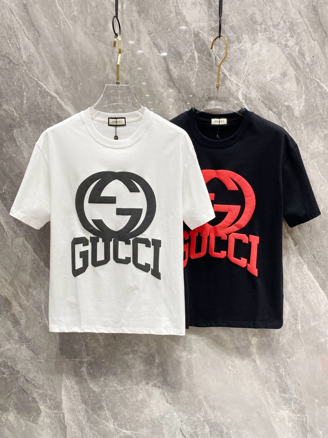 NO:133114,Ss Gujia Pure Cotton Latest Fabric (The Highest Version) The letters of the breast are flocking craftsmanship!  Classic logo pattern logo stylish simple trendy short sleeves, the top quality counter original single short sleeves, the top-level production process imported fabric, the unique design of the counter model, using imported high-end customized fabrics. The official website is on sale!  Excellent fabric pattern, size..Black and white M-3XL,,gucci,gucci,T-shirt,alexander wang19860909ss古家纯棉最新面料（最高版本）胸前字母gucci字母植绒工艺！经典标识图案logo时尚简约潮流短袖,最顶级的品质专柜原单短袖,顶级制作工艺进口面料,专柜款独特设计,采用进口高端订制面料.官网在售！面料版型超赞 码数..黑白色 M-3XL,,gucci,gucci,T-shirt,alexander wang,Men's clothing