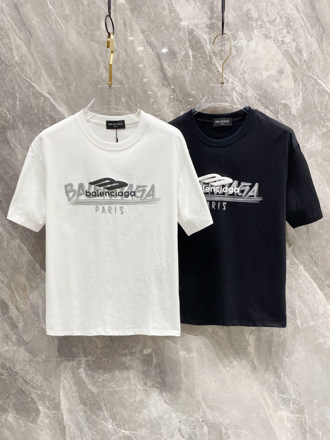 NO:133117,The latest fabric of ss Paris home pure cotton (highest version) letters BAL direct spray foaming craftsmanship classic logo pattern logo fashionable simple trendy short sleeves, the top quality counter original single short sleeves, top production craft imported fabrics, the counter model is uniquely designed, using imported high-end customized fabrics. The official website is on sale!  Excellent fabric fit, size..Black and white M-3XL,,balenciaga,T-shirt,alexander wang19860909ss巴黎家纯棉最新面料（最高版本）胸前字母BAL直喷发泡工艺经典标识图案logo时尚简约潮流短袖,最顶级的品质专柜原单短袖,顶级制作工艺进口面料,专柜款独特设计,采用进口高端订制面料.官网在售！面料版型超赞 码数..黑白色 M-3XL,,balenciaga,T-shirt,alexander wang,Men's clothing