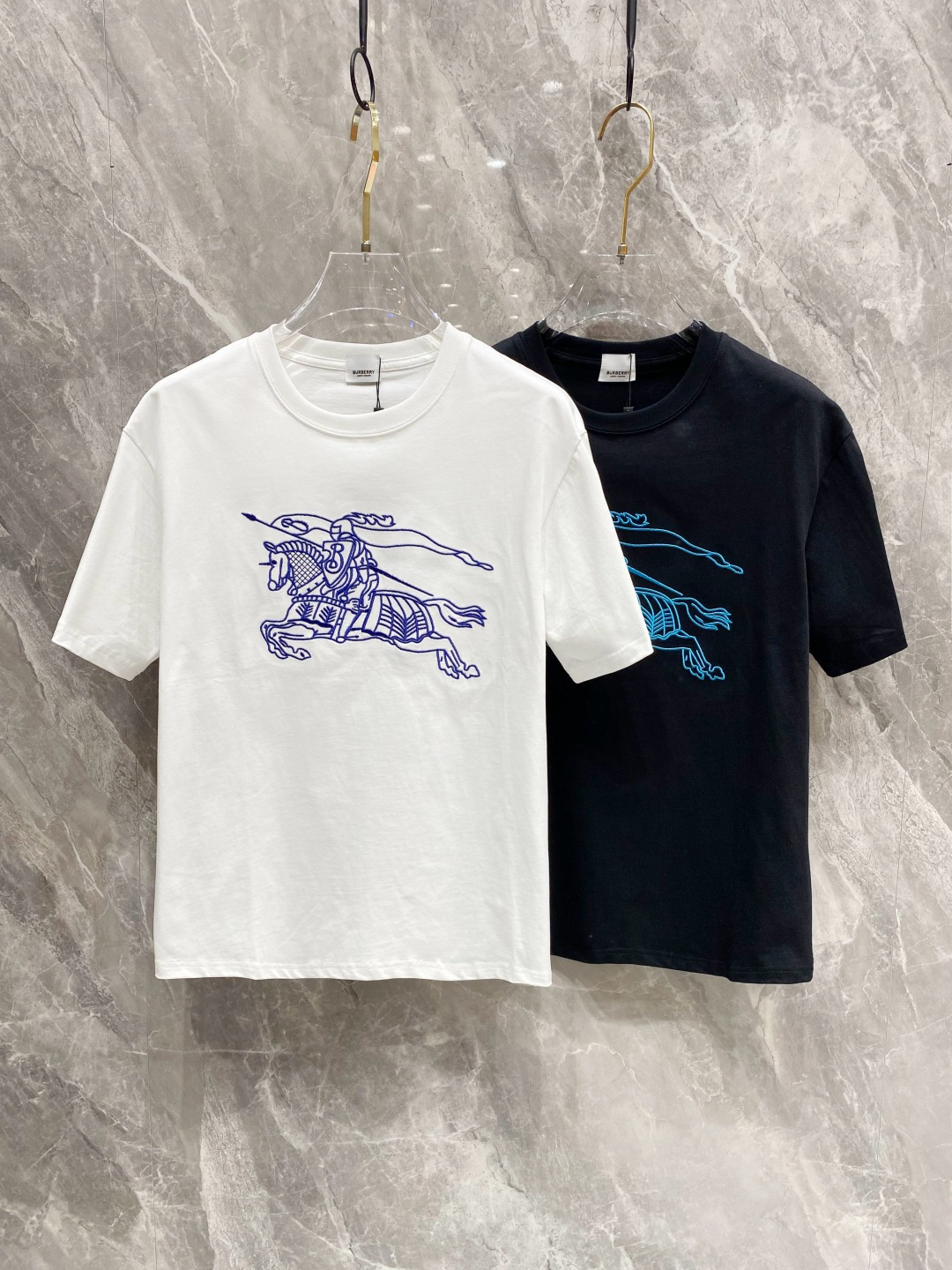 NO:133120,SSB home pure cotton latest fabric (highest version) chest war horse embroidery heavy industry technology!  Arm BUR embroidery classic logo pattern logo stylish simple trendy short sleeves, top quality counter original single short sleeves, top production craft imported fabrics, unique design of counter style, using imported high-end customized fabrics. The official website is on sale!  Excellent fabric style, size..Black and white M-3XL, burberry, T-shirt, alexander wang19860909ssB家纯棉最新面料（最高版本）胸前战马刺绣重工工艺！手臂BUR刺绣经典标识图案logo时尚简约潮流短袖,最顶级的品质专柜原单短袖,顶级制作工艺进口面料,专柜款独特设计,采用进口高端订制面料.官网在售！面料版型超赞 码数..黑白色 M-3XL,,burberry,T-shirt,alexander wang,Men's clothing