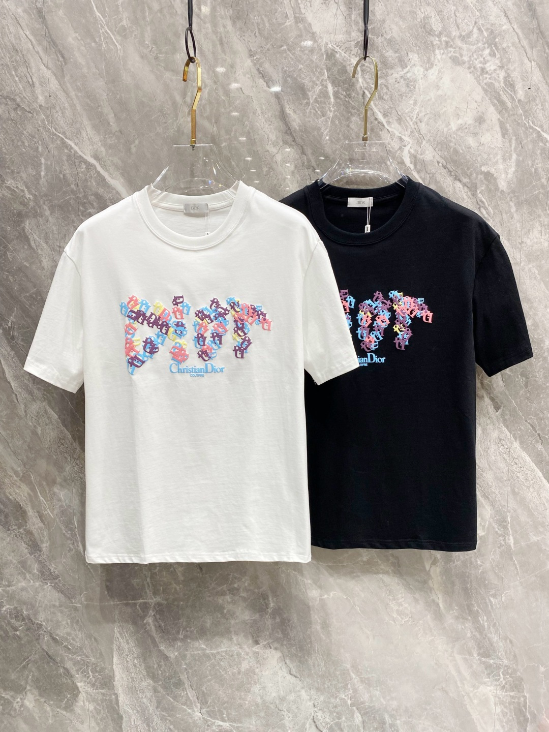 NO:133123,Ss Dijia Pure Cotton Latest Fabric (The highest version) The letters on the chest dior contrasting foaming craftsmanship classic logo logo fashionable simple trendy short sleeves, the top quality counter original single short sleeves, the top production process imported fabric, the counter model is uniquely designed, using imported high-end customized fabrics. The official website is on sale!  Excellent fabric pattern, size..Black and white M-3XL,,dior,dior,T-shirt,alexander wang19860909ss迪家纯棉最新面料（最高版本）胸前字母dior撞色发泡工艺经典标识图案logo时尚简约潮流短袖,最顶级的品质专柜原单短袖,顶级制作工艺进口面料,专柜款独特设计,采用进口高端订制面料.官网在售！面料版型超赞 码数..黑白色 M-3XL,,dior,dior,T-shirt,alexander wang,Men's clothing