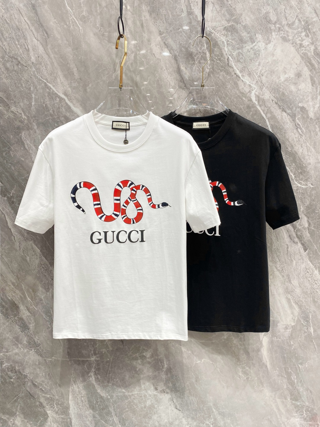 NO:133098,Ss Gujia Pure Cotton Latest Fabric (The highest version) Snake Year Daji pattern, the letters on the chest, Gucci direct spray foaming process, classic logo, fashionable simple trendy short sleeves, the top quality counter original single short sleeves, the top production process imported fabric, the counter model is uniquely designed, using imported high-end customized fabrics. The official website is on sale!  Excellent fabric pattern, size..Black and white M-3XL,,gucci,gucci,T-shirt,alexander wang19860909ss古家纯棉最新面料（最高版本）蛇年大吉图案胸前字母gucci直喷发泡工艺经典标识图案logo时尚简约潮流短袖,最顶级的品质专柜原单短袖,顶级制作工艺进口面料,专柜款独特设计,采用进口高端订制面料.官网在售！面料版型超赞 码数..黑白色 M-3XL,,gucci,gucci,T-shirt,alexander wang,Men's clothing